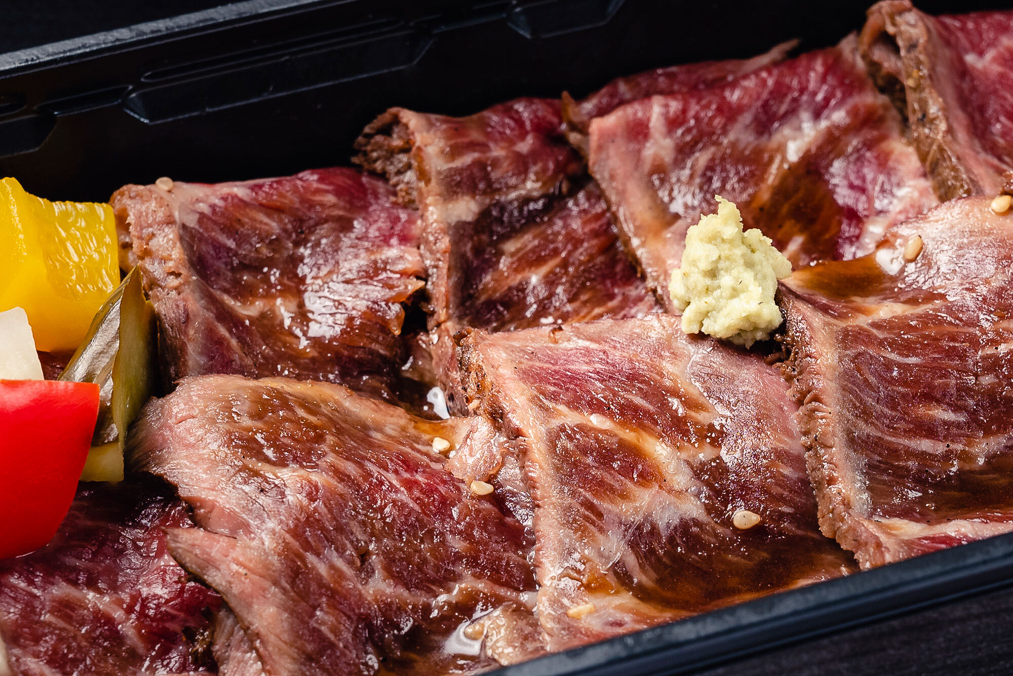 こだわりの七輪で焼いた香ばしくふっくらしたお肉。横浜市を中心にお届けします！