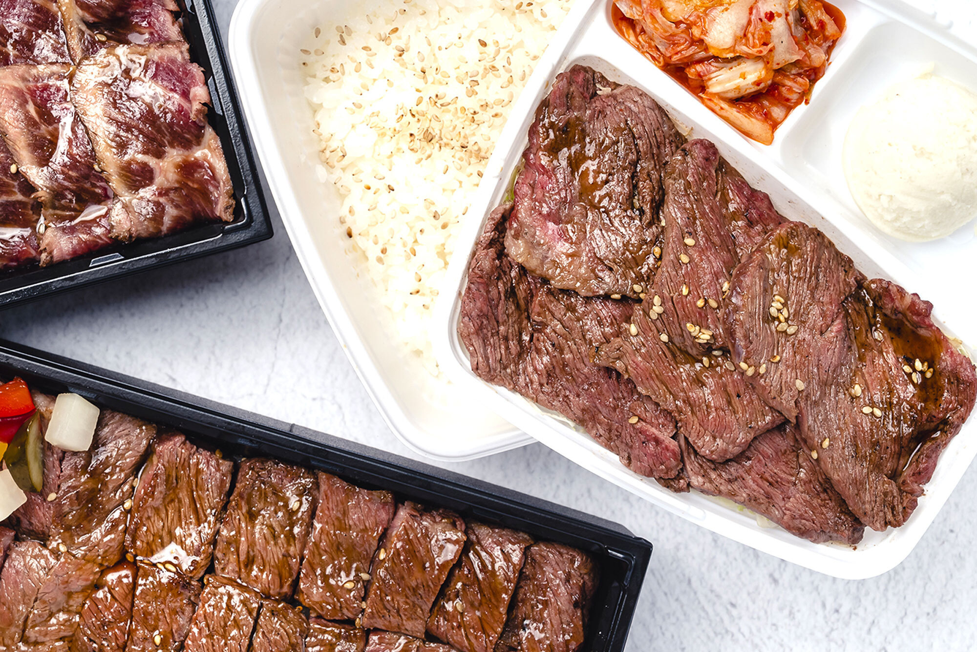 こだわりの七輪で焼いた香ばしくふっくらしたお肉。横浜市を中心にお届けします！